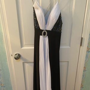 Floor length gown, perfect for prom